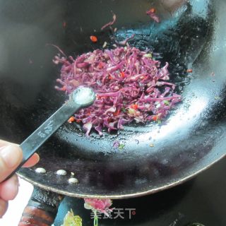 蒜香甘蓝菜丝的做法步骤：9