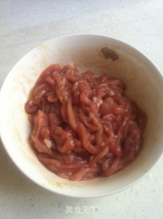 鱼香肉丝的做法步骤：1