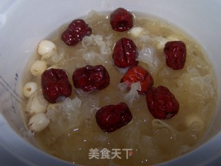 银耳莲子红枣羹的做法步骤：5
