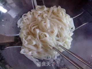 干炒河粉--创意配菜的做法步骤：3