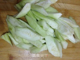丝瓜炒蛋的做法步骤：1