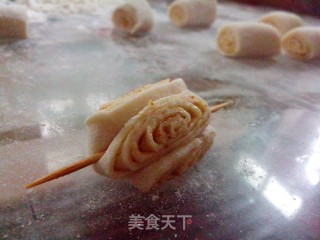 【手中绽放的花儿】迷你椒盐花卷的做法步骤：7