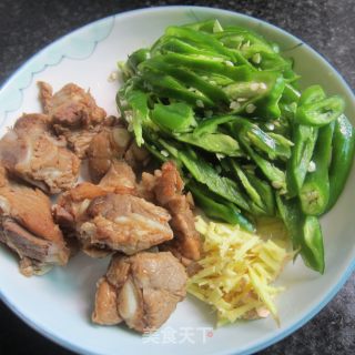 辣椒炒排骨的做法步骤：1