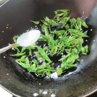 辣椒炒排骨的做法步骤：2