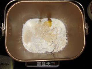 【黄桃玫瑰花小面包】用口味清新的金色水果做出外型高贵的面包的做法步骤：2