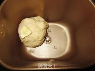 【黄桃玫瑰花小面包】用口味清新的金色水果做出外型高贵的面包的做法步骤：4