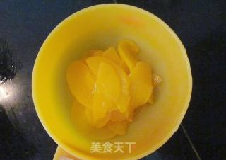 【黄桃玫瑰花小面包】用口味清新的金色水果做出外型高贵的面包的做法步骤：9