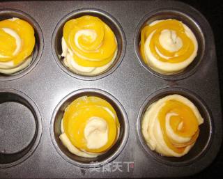【黄桃玫瑰花小面包】用口味清新的金色水果做出外型高贵的面包的做法步骤：15