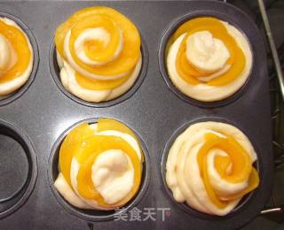 【黄桃玫瑰花小面包】用口味清新的金色水果做出外型高贵的面包的做法步骤：16
