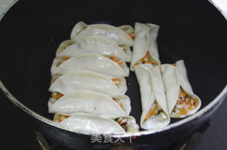 素三鲜锅贴的做法步骤：12