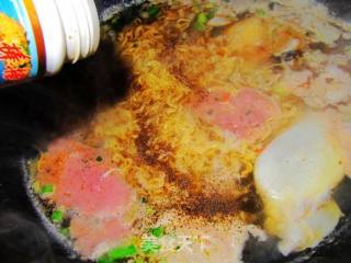 麻辣牛肉方便面的做法步骤：7