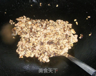 肉末萝卜干炒香菇末的做法步骤：5