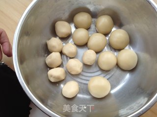 红豆蛋黄酥的做法步骤：3