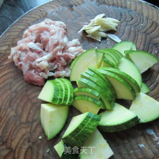 瘦肉烧鲜南瓜的做法步骤：2
