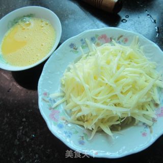 土豆蛋丝的做法步骤：2