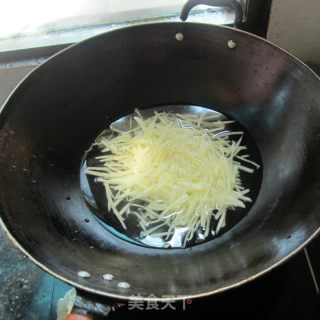土豆蛋丝的做法步骤：3