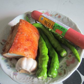 辣炒腊肉火腿肠的做法步骤：1