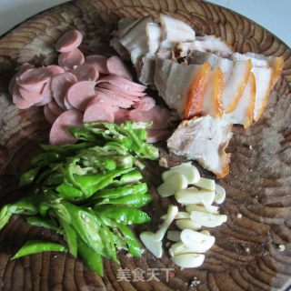 辣炒腊肉火腿肠的做法步骤：2