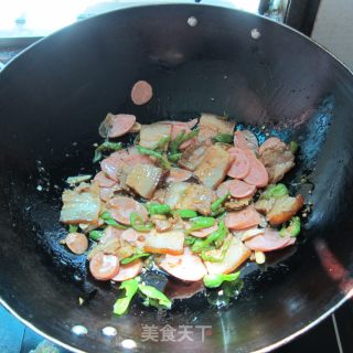 辣炒腊肉火腿肠的做法步骤：6