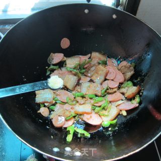 辣炒腊肉火腿肠的做法步骤：7
