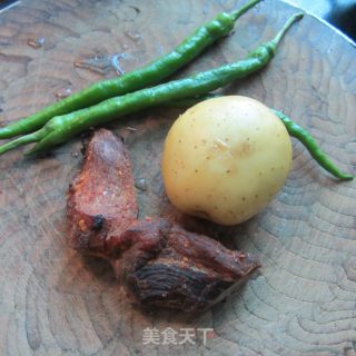 土豆片炒叉烧肉的做法步骤：1