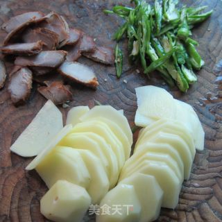 土豆片炒叉烧肉的做法步骤：2