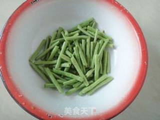 虾酱炒豇豆的做法步骤：1