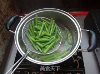 虾酱炒豇豆的做法步骤：2