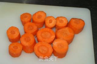 玉米胡萝卜猪骨汤的做法步骤：2