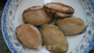 蒜粒蠔油燴鮑片伴菠菜的做法步骤：1