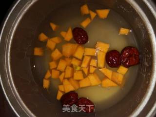 南瓜小米红枣粥的做法步骤：1