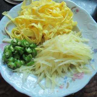 土豆蛋丝的做法步骤：1