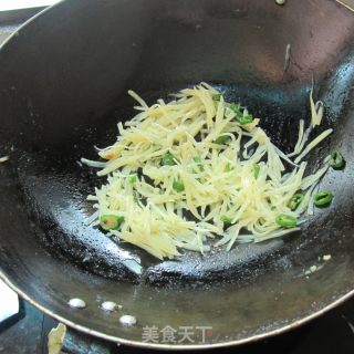 土豆蛋丝的做法步骤：2