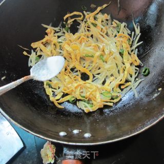 土豆蛋丝的做法步骤：3
