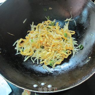 土豆蛋丝的做法步骤：4