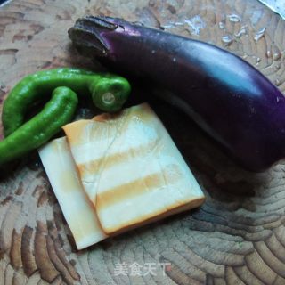 茄子炒豆腐干的做法步骤：1