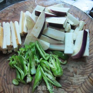 茄子炒豆腐干的做法步骤：2