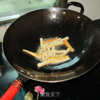 茄子炒豆腐干的做法步骤：3