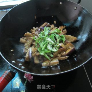 茄子炒豆腐干的做法步骤：6