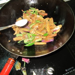 茄子炒豆腐干的做法步骤：7
