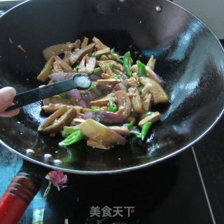 茄子炒豆腐干的做法步骤：8