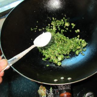 辣椒丁炒蛋的做法步骤：3