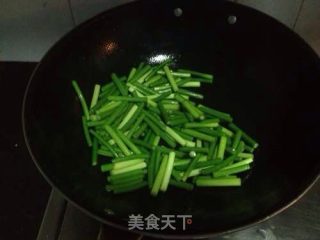 剁椒蒜苗的做法步骤：2