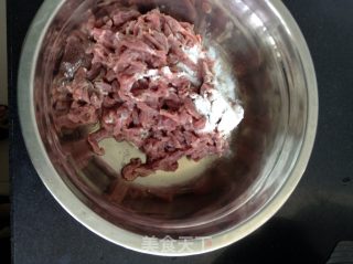 黑胡椒尖椒牛肉丝的做法步骤：1