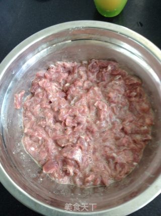 黑胡椒尖椒牛肉丝的做法步骤：2