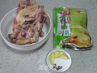 酸萝卜老鸭汤（川味靓汤）的做法步骤：1
