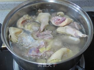 酸萝卜老鸭汤（川味靓汤）的做法步骤：2