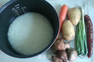 香肠焖饭的做法步骤：1