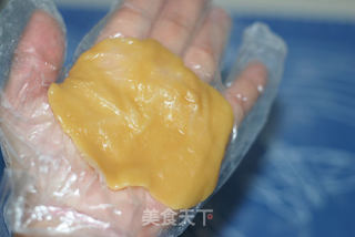 莲蓉蛋黄月饼的做法步骤：11