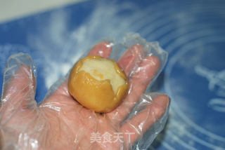 莲蓉蛋黄月饼的做法步骤：12